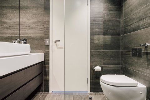 Docklands Waterfront Luxury Villa - Your Accommodation 20