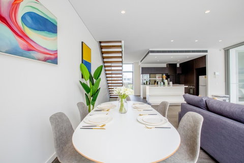 Docklands Waterfront Luxury Villa - Your Accommodation 6