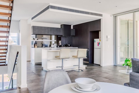 Docklands Waterfront Luxury Villa - Your Accommodation 11