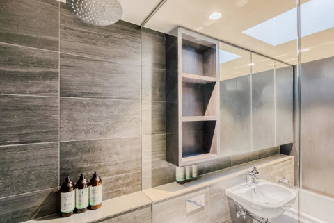 Docklands Waterfront Luxury Villa - Your Accommodation 18