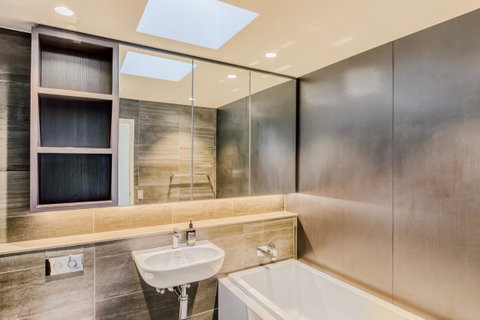 Docklands Waterfront Luxury Villa - Your Accommodation 16
