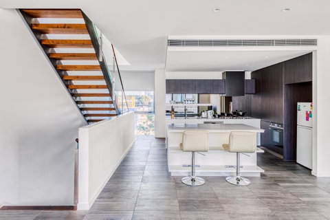 Docklands Waterfront Luxury Villa - Your Accommodation 8