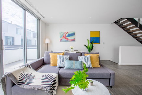 Docklands Waterfront Luxury Villa - Your Accommodation 5