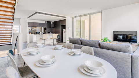 Docklands Waterfront Luxury Villa - Your Accommodation 7