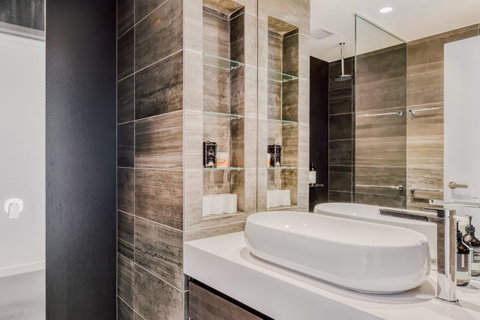 Docklands Waterfront Luxury Villa - Your Accommodation 19