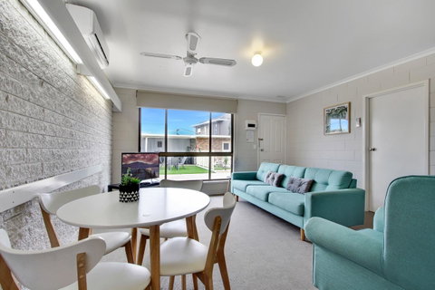 Hybiscus Waterfront Apartments - Your Accommodation 17