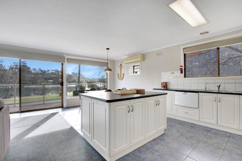 Hybiscus Waterfront Apartments - Your Accommodation 7