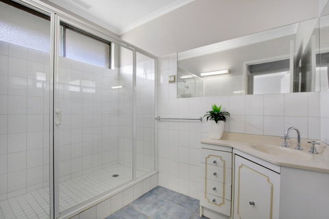 Hybiscus Waterfront Apartments - Your Accommodation 10