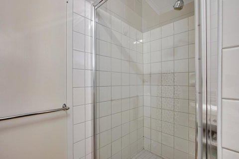 Hybiscus Waterfront Apartments - Your Accommodation 19
