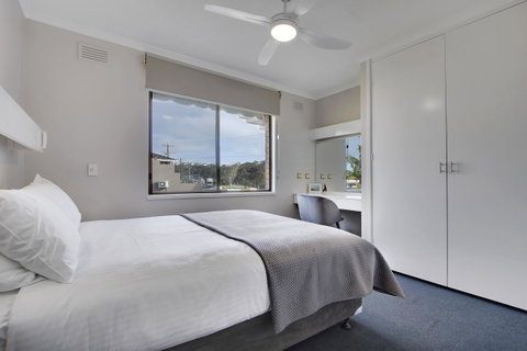 Hybiscus Waterfront Apartments - Your Accommodation 11