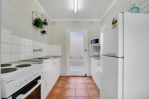 Hybiscus Waterfront Apartments - Your Accommodation 16