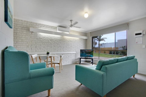 Hybiscus Waterfront Apartments - Your Accommodation 18