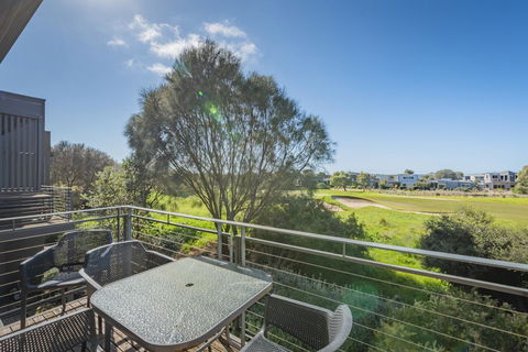 Stylish 3 Bedroom Townhouse - Free Parking - Your Accommodation 13