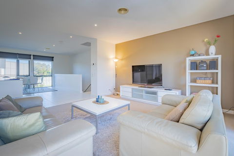 Stylish 3 Bedroom Townhouse - Free Parking - Your Accommodation 1