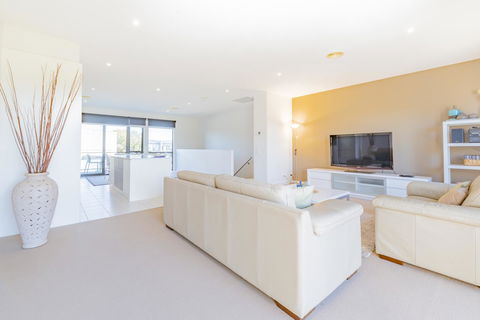Stylish 3 Bedroom Townhouse - Free Parking - Your Accommodation 4