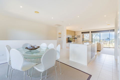 Stylish 3 Bedroom Townhouse - Free Parking - Your Accommodation 14