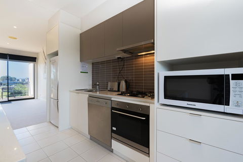Stylish 3 Bedroom Townhouse - Free Parking - Your Accommodation 10