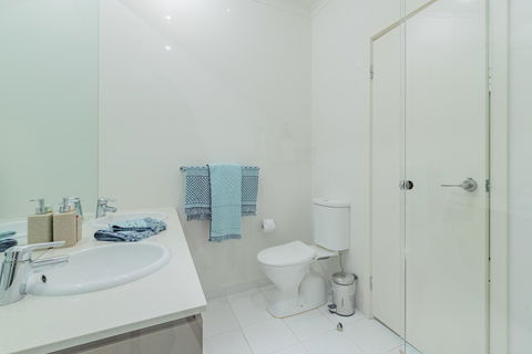 Stylish 3 Bedroom Townhouse - Free Parking - Your Accommodation 18