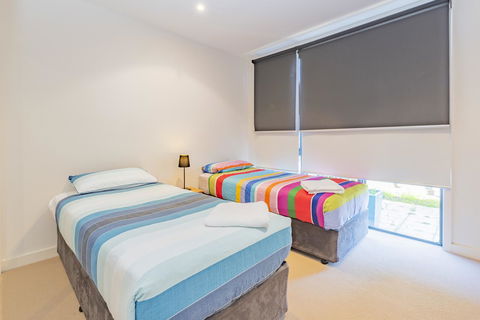Stylish 3 Bedroom Townhouse - Free Parking - Your Accommodation 8
