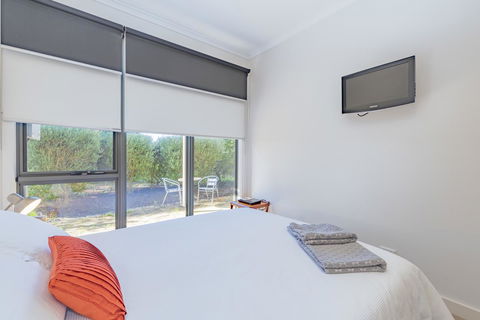 Stylish 3 Bedroom Townhouse - Free Parking - Your Accommodation 20