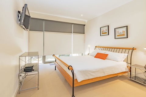 Stylish 3 Bedroom Townhouse - Free Parking - Your Accommodation 19