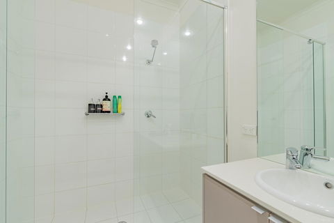 Stylish 3 Bedroom Townhouse - Free Parking - Your Accommodation 17