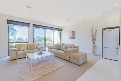 Stylish 3 Bedroom Townhouse - Free Parking - Your Accommodation 16