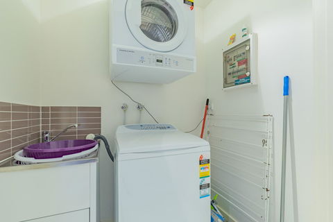 Stylish 3 Bedroom Townhouse - Free Parking - Your Accommodation 21
