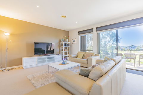 Stylish 3 Bedroom Townhouse - Free Parking - Your Accommodation 9