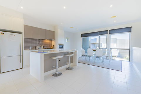 Stylish 3 Bedroom Townhouse - Free Parking - Your Accommodation 3