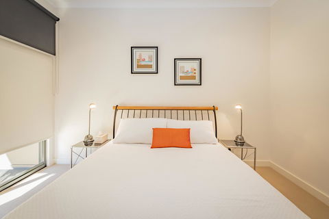 Stylish 3 Bedroom Townhouse - Free Parking - Your Accommodation 6