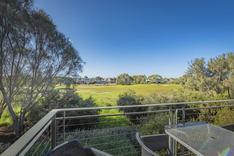 Stylish 3 Bedroom Townhouse - Free Parking - Your Accommodation 12