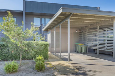 Stylish 3 Bedroom Townhouse - Free Parking - Your Accommodation 24