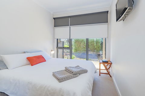 Stylish 3 Bedroom Townhouse - Free Parking - Your Accommodation 7