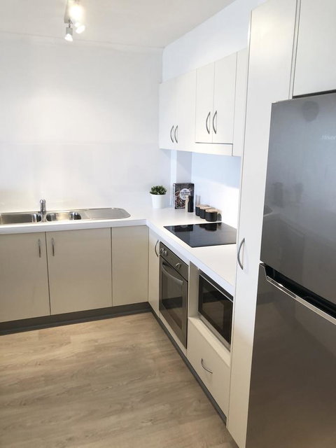 Sunshine Beach Luxe Apartment - Your Accommodation 9