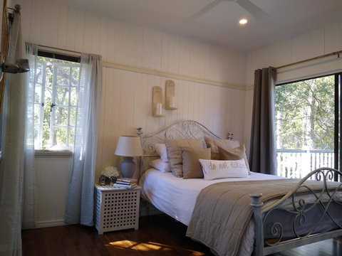 Lake Weyba Noosa Lodge & Kangaroos - Your Accommodation 1