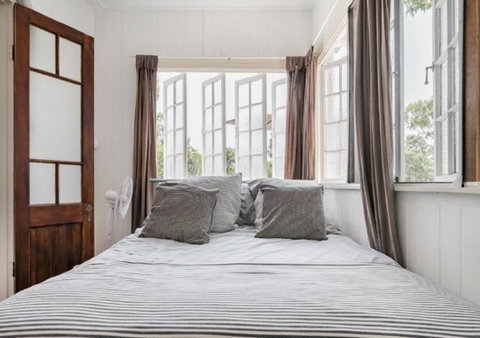 Lake Weyba Noosa Lodge & Kangaroos - Your Accommodation 9