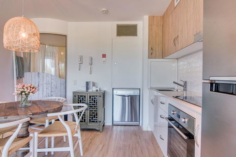 Grand Palais Boolarong Beachside Apartments - Your Accommodation 6