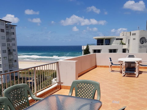 Surfers Chalet - Your Accommodation 37