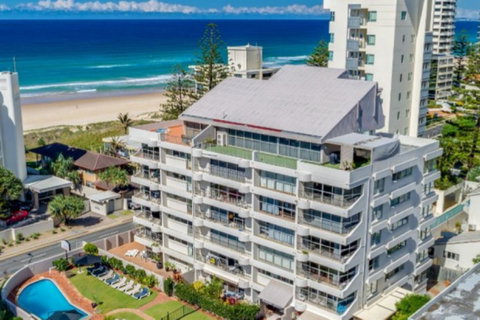 Surfers Chalet - Your Accommodation 9