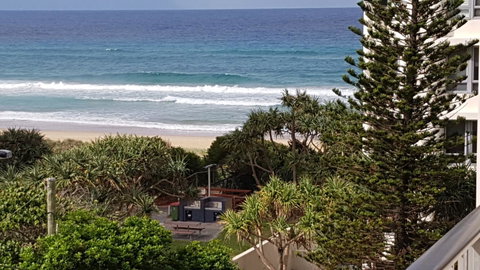 Surfers Chalet - Your Accommodation 23