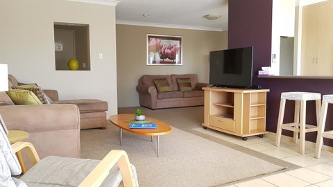 Surfers Chalet - Your Accommodation 18