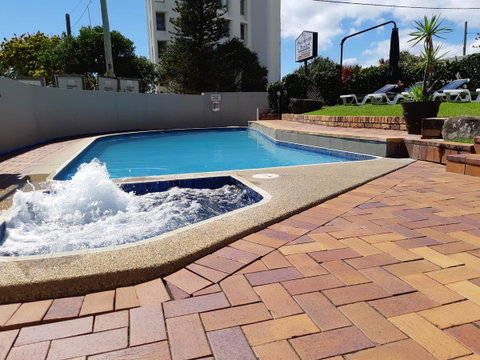 Surfers Chalet - Your Accommodation 3