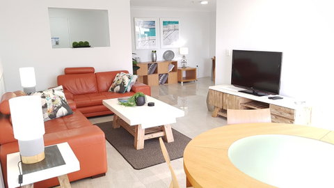 Surfers Chalet - Your Accommodation 16