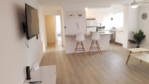 Surfers Chalet - Your Accommodation 10