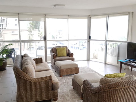 Surfers Chalet - Your Accommodation 32