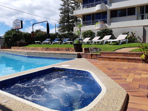 Surfers Chalet - Your Accommodation 6