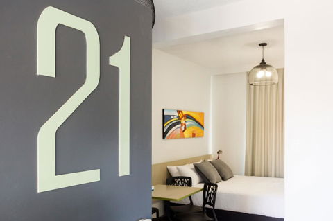 Nightcap At Emerald Star Hotel - Your Accommodation 11