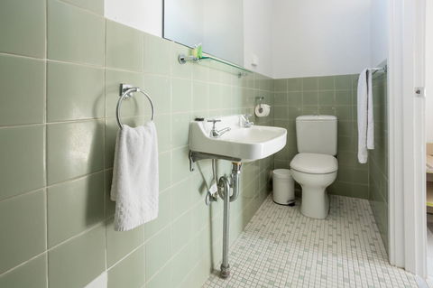 Nightcap At Emerald Star Hotel - Your Accommodation 38