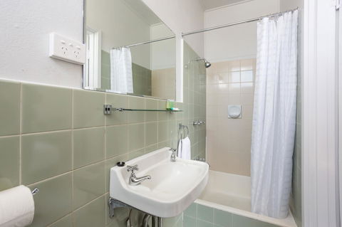 Nightcap At Emerald Star Hotel - Your Accommodation 2